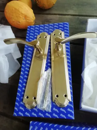 Manillas doradas para puerta