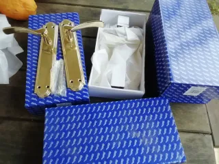 Manillas doradas para puerta