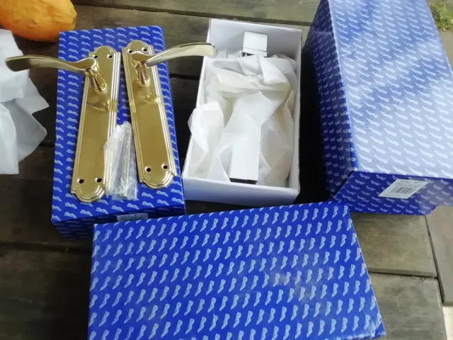 Manillas doradas para puerta
