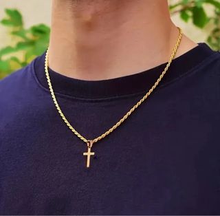 Elegante collar con colgante de cruz