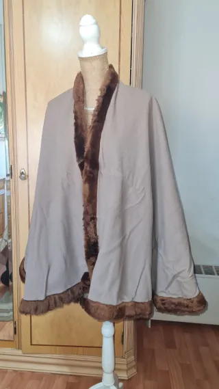 Capa elegante con ribete de pelo