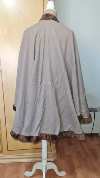 Capa elegante con ribete de pelo