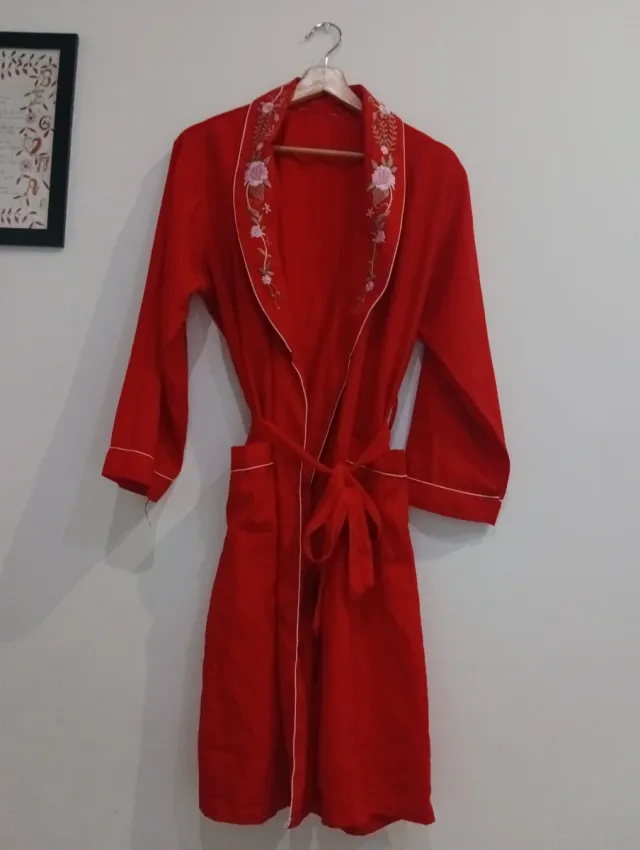 Bata roja bordada con bolsillos talla única