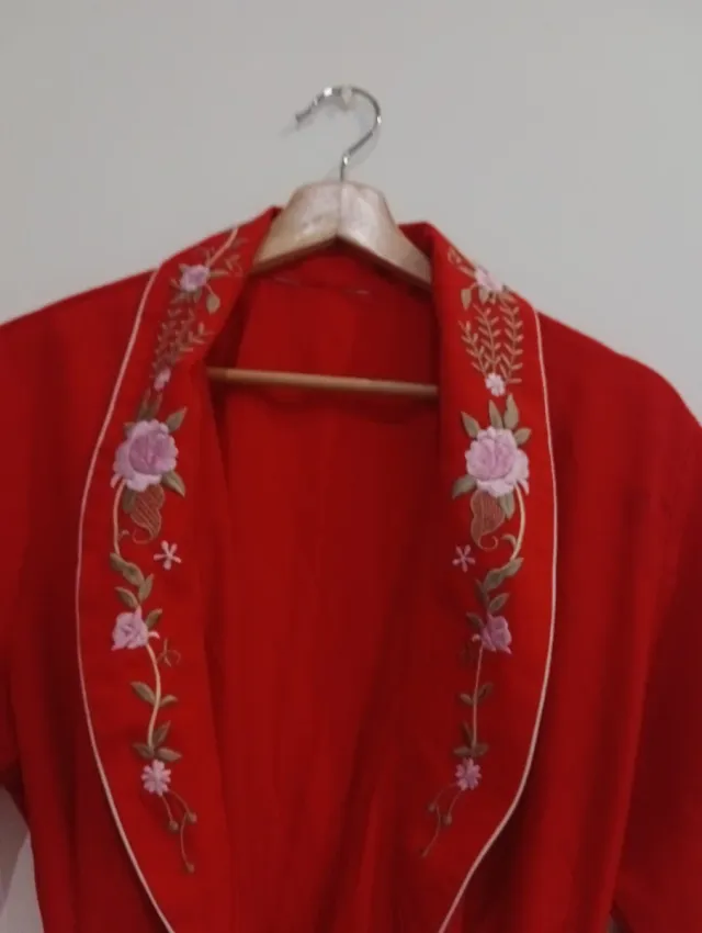Bata roja bordada con bolsillos talla única