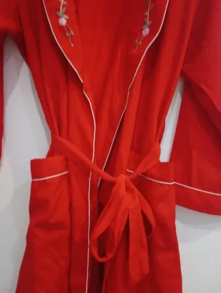 Bata roja bordada con bolsillos talla única