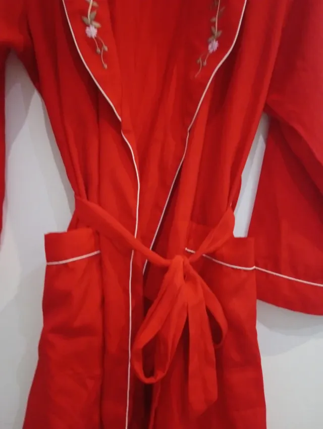 Bata roja bordada con bolsillos talla única