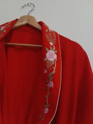 Bata roja bordada con bolsillos talla única