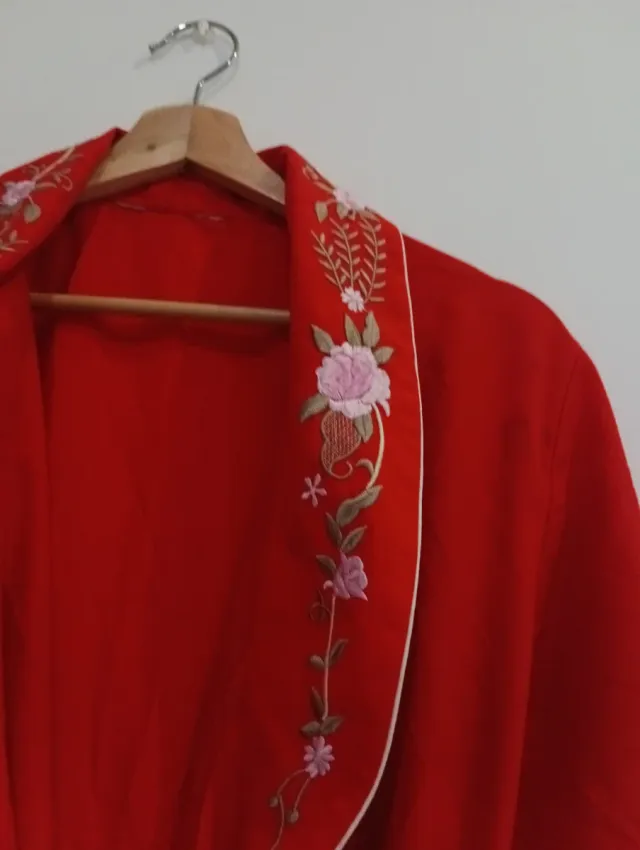 Bata roja bordada con bolsillos talla única