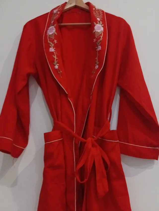 Bata roja bordada con bolsillos talla única