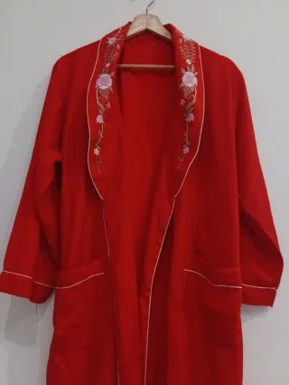 Bata roja bordada con bolsillos talla única