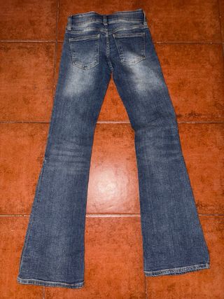 Pantalones vaqueros Bershka campana talla M