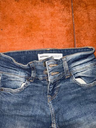 Pantalones vaqueros Bershka campana talla M