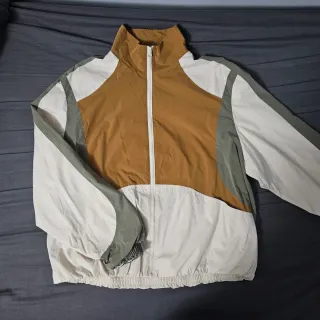 Chaqueta cortavientos color marrón