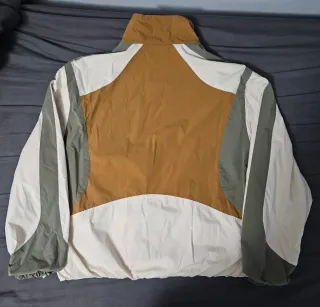 Chaqueta cortavientos color marrón