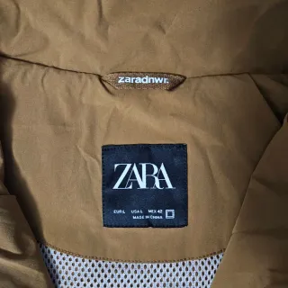 Chaqueta cortavientos color marrón