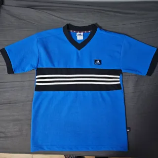 Camiseta Adidas Azul y Negra. Cuello pico