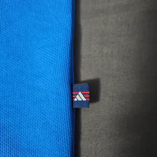 Camiseta Adidas Azul y Negra. Cuello pico