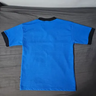 Camiseta Adidas Azul y Negra. Cuello pico