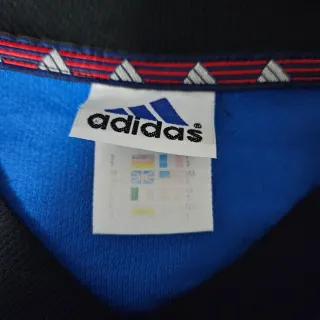 Camiseta Adidas Azul y Negra. Cuello pico