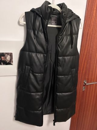 Abrigo sin mangas polipiel negro