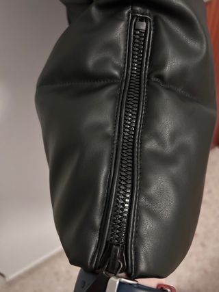 Abrigo sin mangas polipiel negro