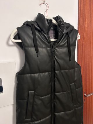 Abrigo sin mangas polipiel negro
