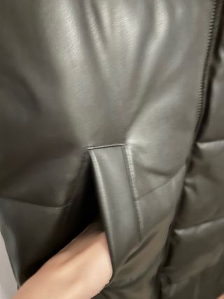 Abrigo sin mangas polipiel negro