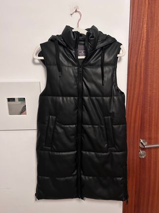 Abrigo sin mangas polipiel negro