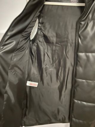 Abrigo sin mangas polipiel negro