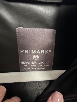 Abrigo sin mangas polipiel negro