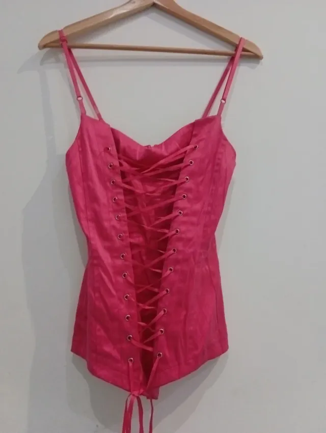 Corsé rosa con cordones precioso