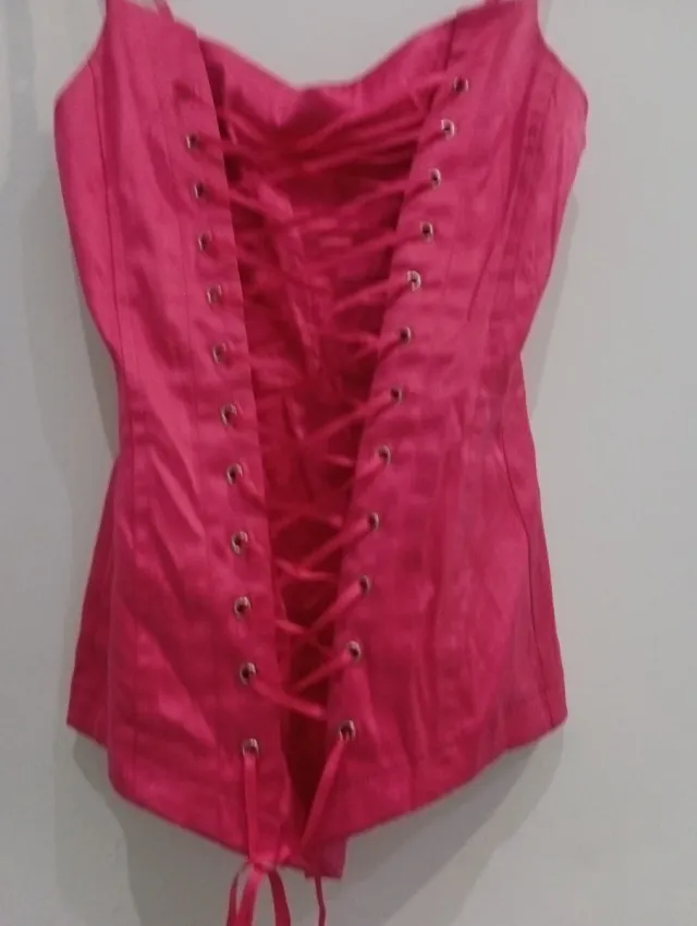 Corsé rosa con cordones precioso