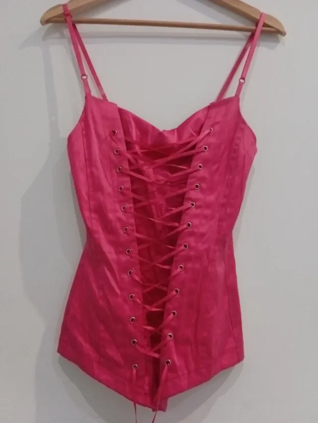 Corsé rosa con cordones precioso