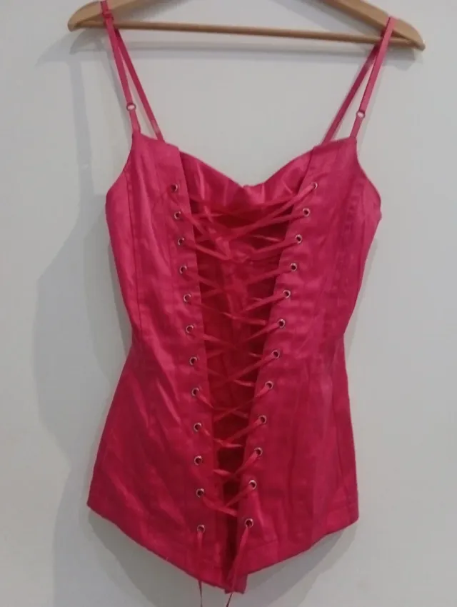 Corsé rosa con cordones precioso