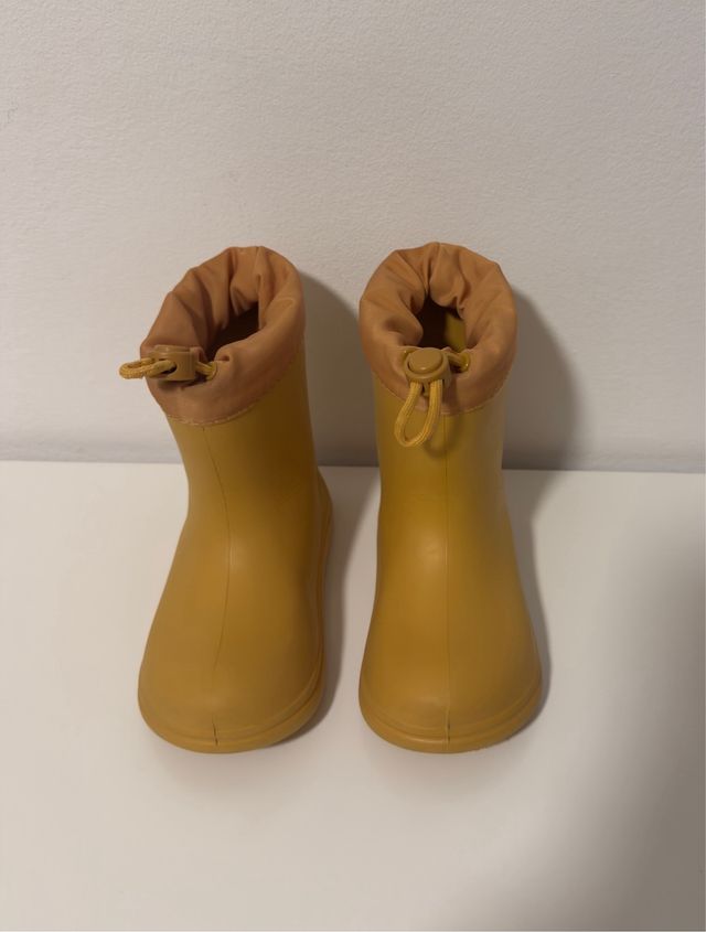 Botas de agua amarillas para niños