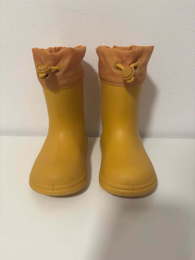 Botas de agua amarillas para niños
