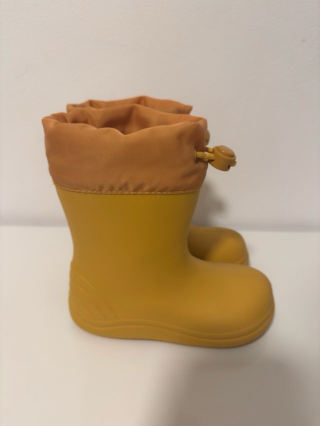 Botas de agua amarillas para niños