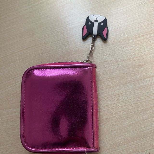 Monedero rosa con llavero de perro