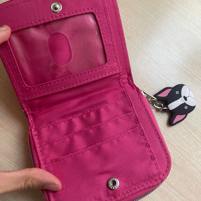 Monedero rosa con llavero de perro