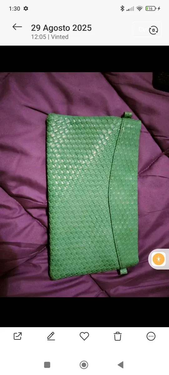 Cartera de mano verde tejida