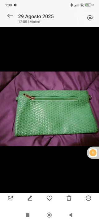 Cartera de mano verde tejida