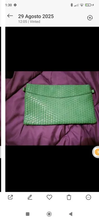 Cartera de mano verde tejida
