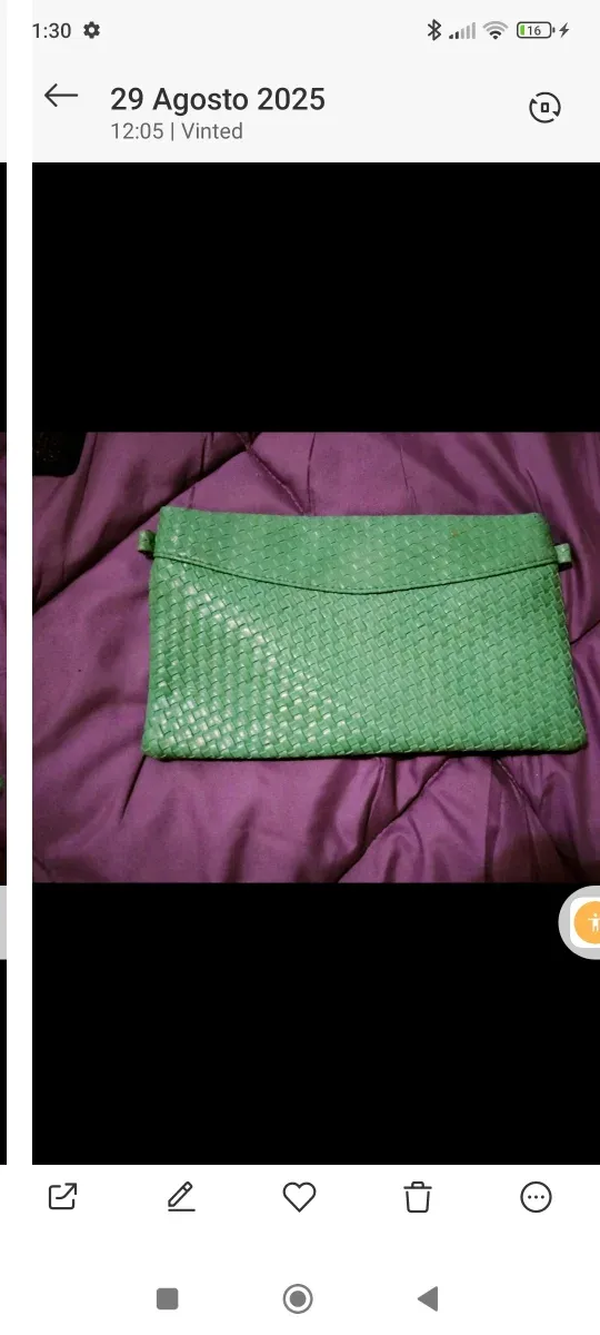 Cartera de mano verde tejida