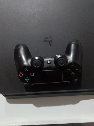 PS4 con 2 controller e 6 giochi