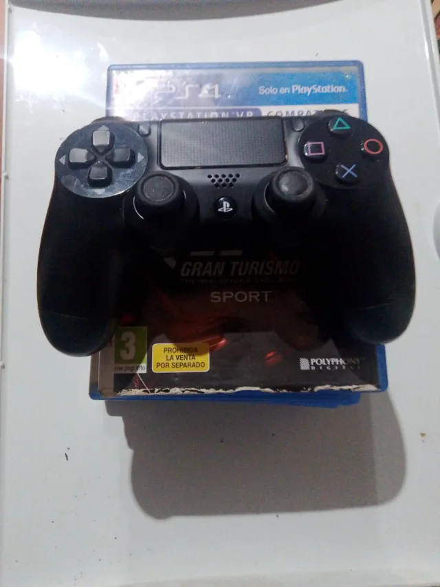 PS4 con 2 controller e 6 giochi