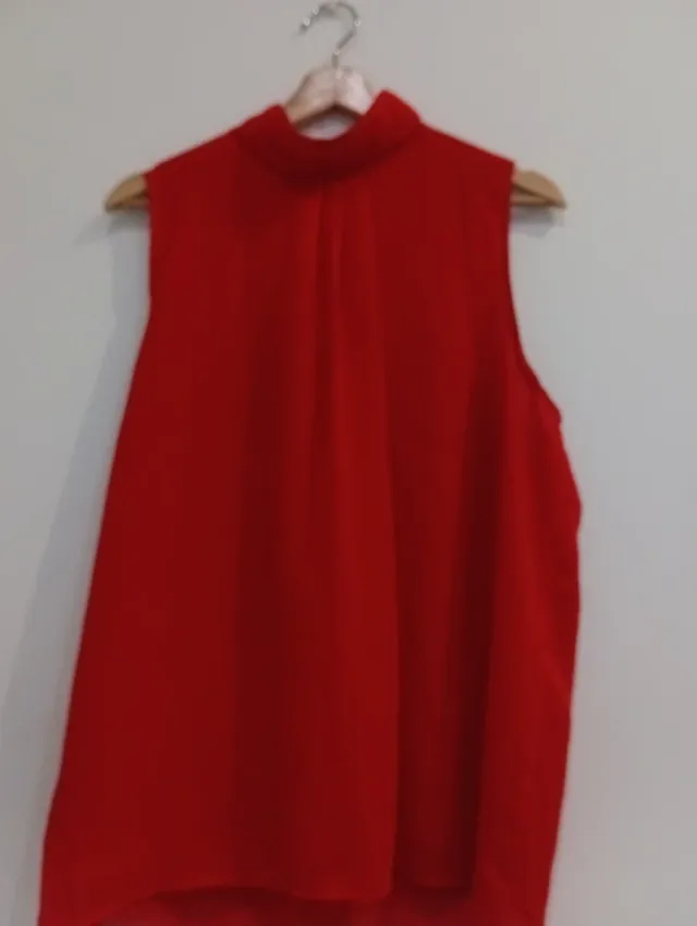 Camisa roja sin mangas talla M