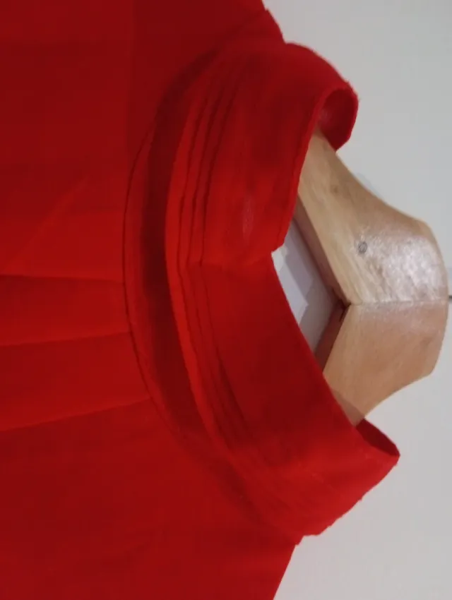 Camisa roja sin mangas talla M