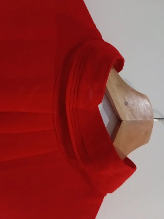 Camisa roja sin mangas talla M