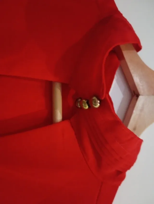 Camisa roja sin mangas talla M