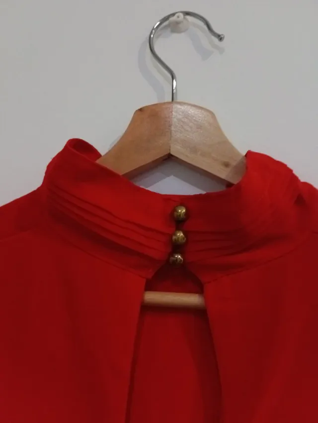 Camisa roja sin mangas talla M